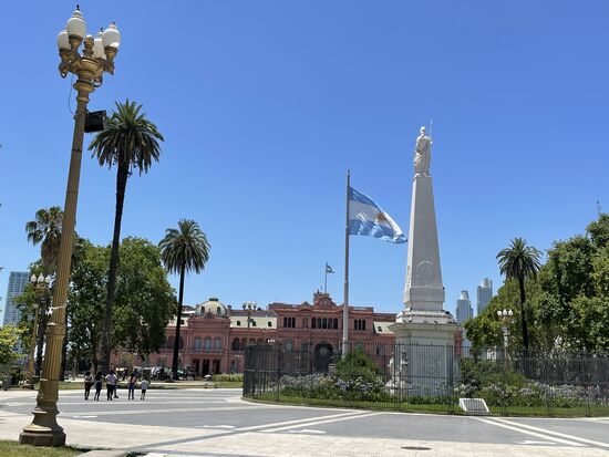 Casa Rosada beim Plaza de Mayo mit der riesigen argentinischen Flagge.