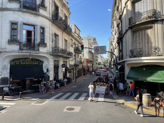 eine berühmte Ecke mit den beiden alten Cafes