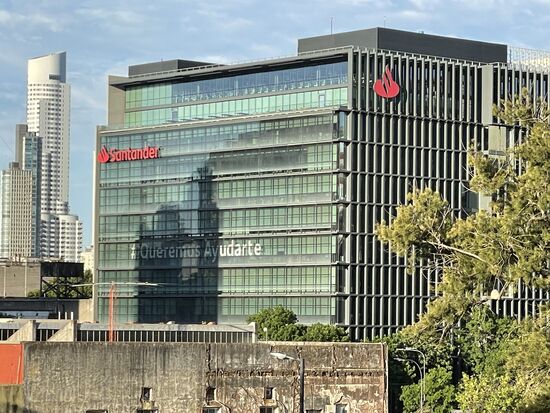 Queremos Ayudarte - Wir wollen dir helfen - steht gross auf der Fassade der Bank Santander...