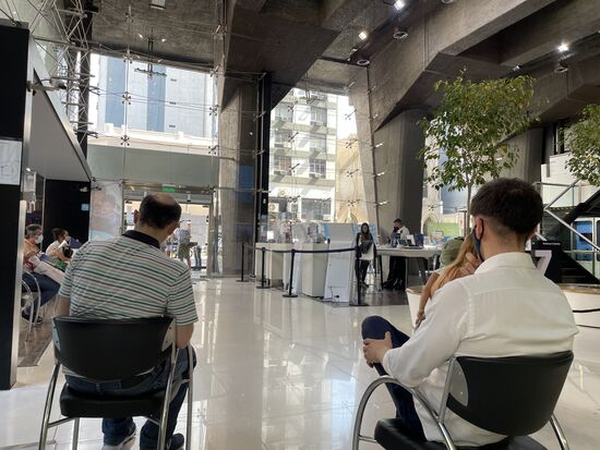 Im Movistar-Center - 1 Stunde Wartezeit vor dem Gebäude, eine Stunde drinnen bis meine Nummer aufgerufen wurde.