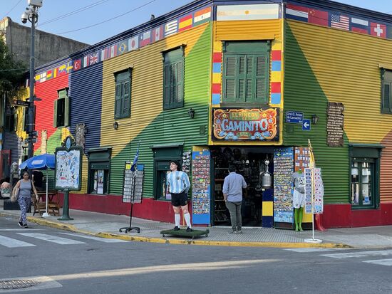 Maradona auf der anderen Strassenseite