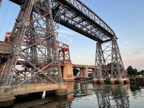 Die alte und dahinter die neue Brücke im alten Hafen von Buenos Aires