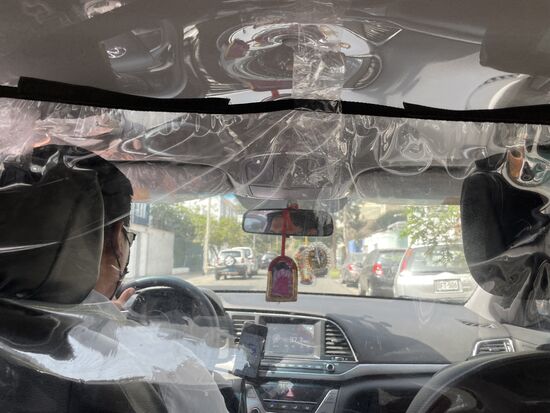 UBER mit Plastikfolie zum Passagierraum. Viele haben eine Plexiglasscheibe, nur ganz wenige verzichten auf diesen Schutz. Gespräche sind entsprechend mühsam.