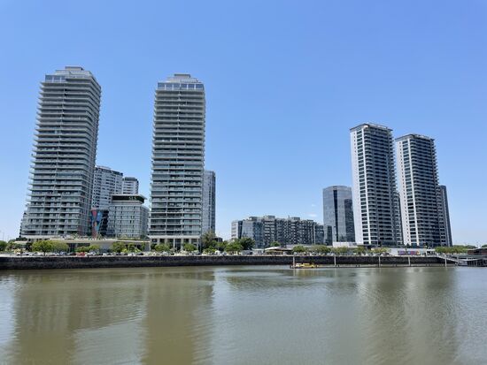 Die Hochhäuser von Puerto Madero auf der anderen Seite des Hafenbeckens