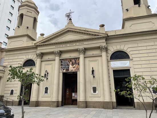 Die Kirche San Jose steht offen, also trete ich ein. Sie ist reich geschmückt mit Fresken an der Decke, einer wunderschönen Kuppel.und farbigen Fenstern.