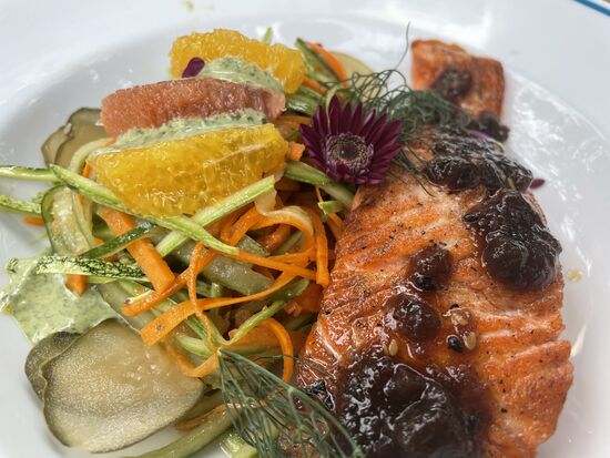 gebratener Fisch des Tages mit einer frischen Beilage.