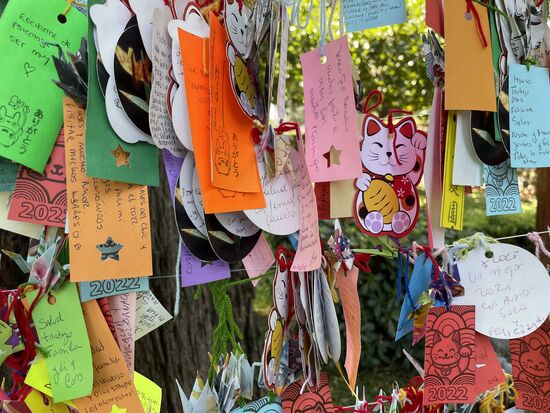 Ich glaube es sind Neujahrswünsche, die hier an einem Zaun hängen. Kaufen kann man die Anhänger im Souvenirstand.