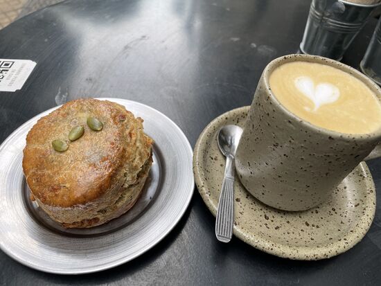 Frühstück: Cappuccino und ein Scones mit Blauschimmelkäse