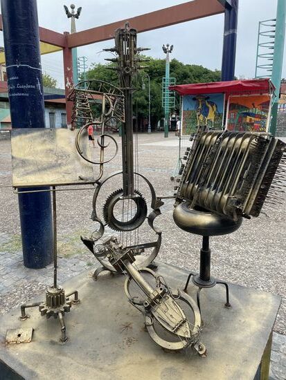 Ein Kunstwerk, das den typischen Instrumenten Argentiniens und des Tangos gewidmet ist.