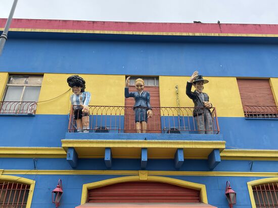 Vom Balkon grüssen Maradona, Evita und Carlos Gardel, der berühmteste Tangosänger Buenos Aires.