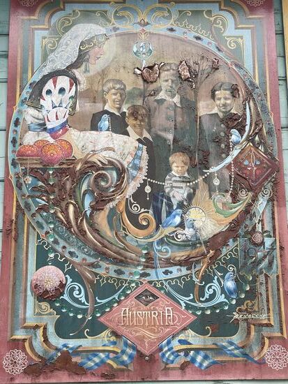 Ein Gemälde auf einer Eisentafel. Sie löst sich langsam auf, der Rost splittert mitsamt der Farbe ab.