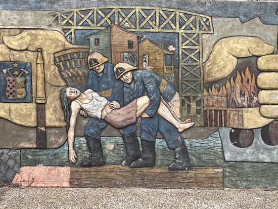 Am Haus der Feuerwehr ist diese Relief, das die Arbeit der Feuerwehr aufzeigen will.