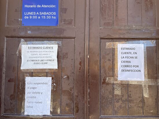 Auszahlungen von Debit und K&gt;reditkonti sind ausgeschlossen steht ebenfall auf einem der Anschläge.