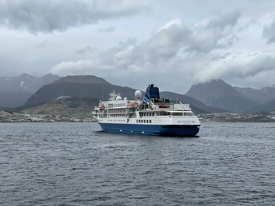 Eines der kleineren Kreuzfahrtschiffe, die von Ushuaia in die Antarktis starten.