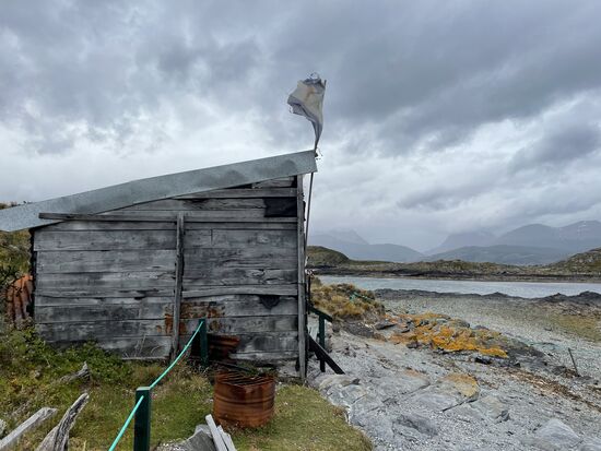 Ein einsamer Aussenposten hisst tapfer die argentinische Flagge. Die Hütte ist selbstverständlich leer. Könnte allenfalls als Schutz für einen vergessenen Passagier durchgehen.