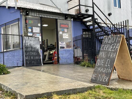 Der kleine Kiosk in der Nähe meiner Unterkunft verkauft Bier, das kälter ist, als Herz deiner Ex....