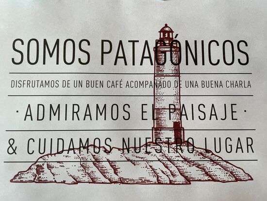 Tischset bei Tante Sara
Wir sind Patagonier
Wir geniessen einen guten Kaffee mit einem guten Gespräch
Wir lieben unsere Landschaft und schützen unseren Ort