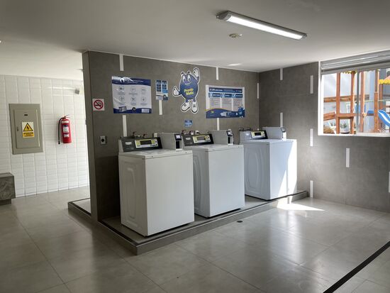 Es gibt 6 Waschmaschinen, 1-2 sind meistens in Betrieb.
