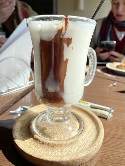 Submarino - heisse Milch mit einem Schokoladestängel ergibt eine heisse Schokolade. mmmmmh...