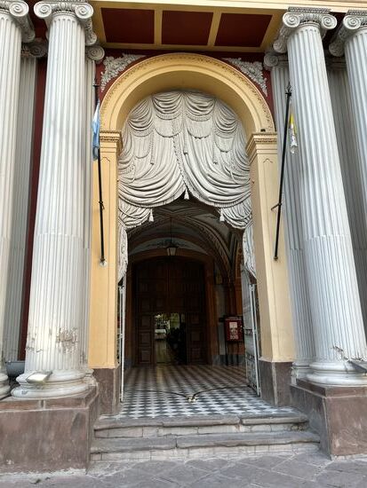 Steinerne Vorhänge hängen über dem Portal