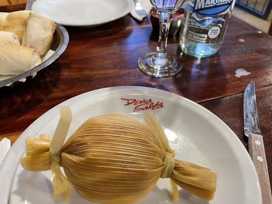 Tamale, mit Maisblättern umwickelter Maisbrei (Polenta) mit Fleischfüllung