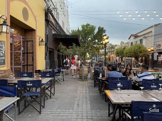 Beim Bahnhof Salta gäbe es sehr schöne Restaurants mit Stimmung und Musik doch ich mag sie mir nicht einmal mehr ansehen - nur noch auf den Auslöser drücken, um mich vielleicht später daran zu erinnern.