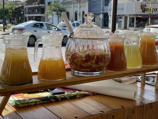 Frühstücksbuffet auf der Strasse mit verschiedenen Fruchtsäften.