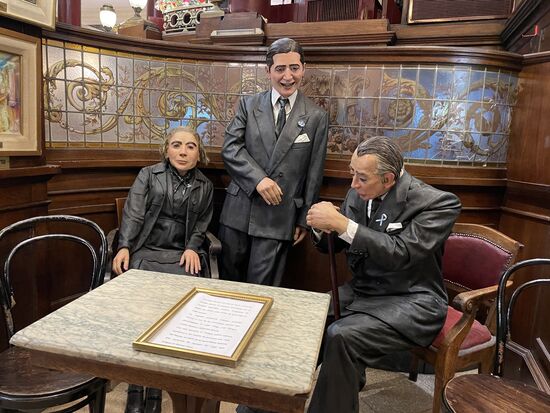 Stammgäste für immer: die Dichterin Alfonsina Storni,  der legendäre Tangosänger Carlos Gardel und der Schriftsteller Jorge Luis Borges
----------------------------------------------------------------------------------------
Alfonsina wurde in der Schweiz geboren und hatte ein ungemein bewegtes kurzes Leben. Hab sie soeben ergoogelt weil ich den Namen noch nie gehört hatte.