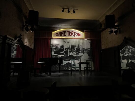 Vor der Pandemie gab es auf einer kleinen Bühne im hinteren Teil des Lokals Tangovorführungen.