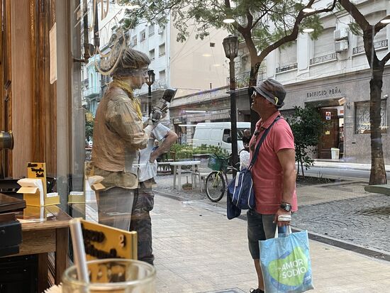 Zuweilen wird der Fotograf vor dem Cafe in ein Gespräch mit einem Passanten verwickelt.