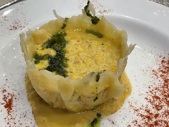 Vorspeise: eine Zwiebel-Spinat-Käse-Masse im Käsekörbchen