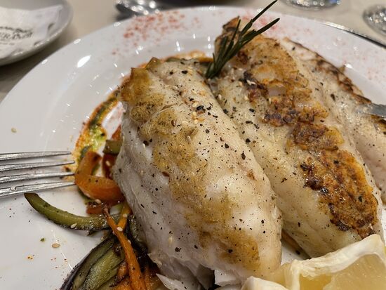 Hauptgang: gebratener Fisch auf knusprigem Gemüse