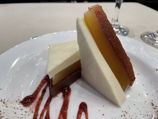 Dessert: Vigilante, ein traditionelles Dessert aus Quittenpaste, Süsskartoffeln und Frischkäse. (Vigilante = Wachsam)