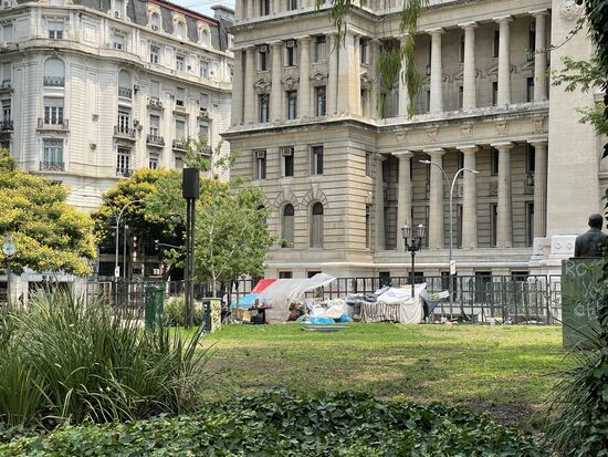 provisorische Behausung von Obdachlosen im Lavalle-Park hinter dem Teatro Colon