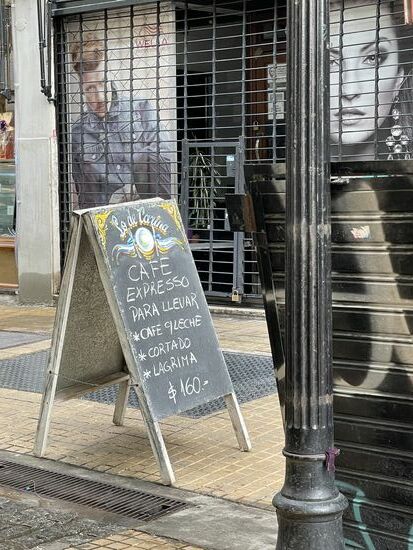 Cafe zum Mitnehmen:  mit Milch - ein Kurzer - mit Träne   160 Pesos