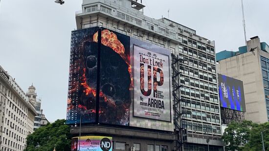 Eine krasse Werbung. Das Video mit dem Brand am Hochhaus, vor allem nachts irritiert es.