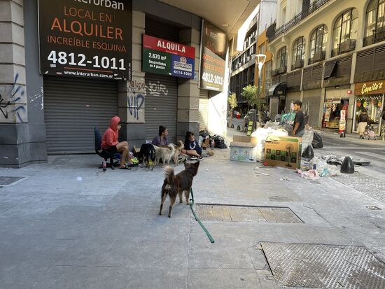 Es gibt sie eben doch auch in BA, die Obdachlosen. Hier hat sich eine Gruppe junger Leute mit ihren Hunden niedergelassen...