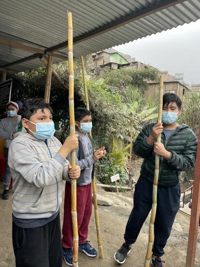 Die Zuckerrohrstangen werden die Buben zuhause hacken und den Saft aussaugen.