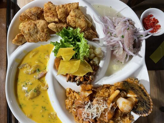 RONDA NAUTILUS
Tiradito - roher Fisch an würziger gelber Sosse
Ceviche de pescado - roher Fisch mit viel Zwiebeln - (Nationalgericht)
Arroz con mariscos - Reis mit Meeresfrüchten
Chicharon de pescado - Fischchnusperli
Acompanado de una garnicion de una camote, chocle y deliciosa cancha serrana
- garniert mit einer Süsskartoffeln, gerösteten Maiskörnern und Bananenchips.