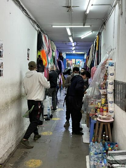 Die Ladenlokale gehen wie Schläuche bis tief in die Häuser hinein.