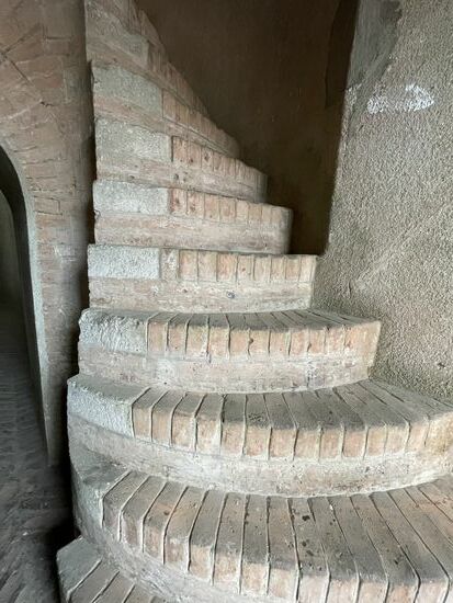 die steile Treppe im Turm der Königin.