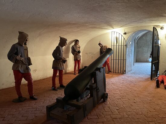 Es braucht mehrere Männer, um eine Kanone zu bedienen.