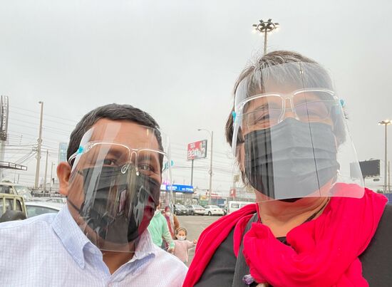 Für öffentliche Gebäude wie Flughafen, Shopping-Centers, Kirchen oder im Bus trägt man Schutzmaske.