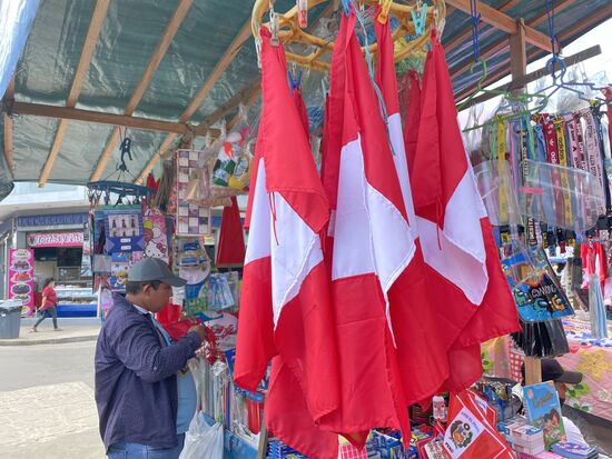 Ich falle auch immer wieder drauf rein, das sind peruanische Fahnen. Am 28. Juli ist Nationalfeiertag, darum werden sie jetzt überall angeboten.