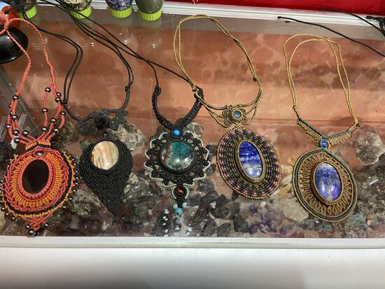 Grosse Makramee-Arbeiten sind die Spezialität von Victoria.