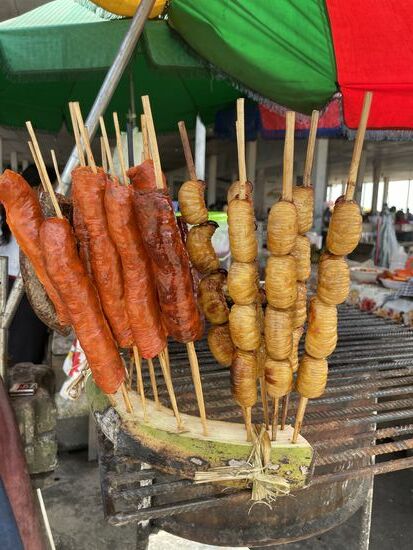 Das Angebot auf dem kleinen Markt in Nanay ist ziemlich exotisch