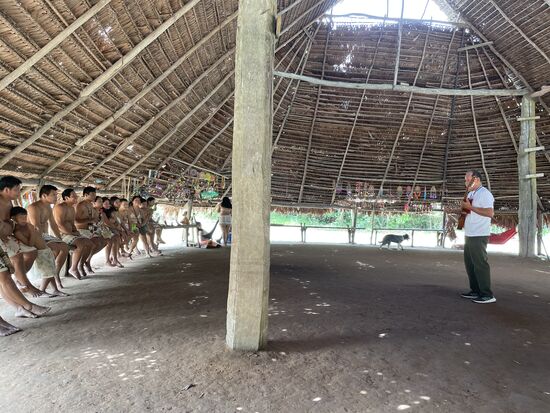 Auch Pablo hat seine Gitarre mitgebracht