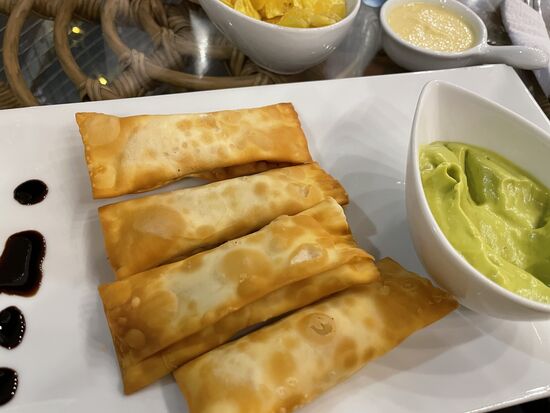 Wantan mit Käsefüllung und Avocadocreme