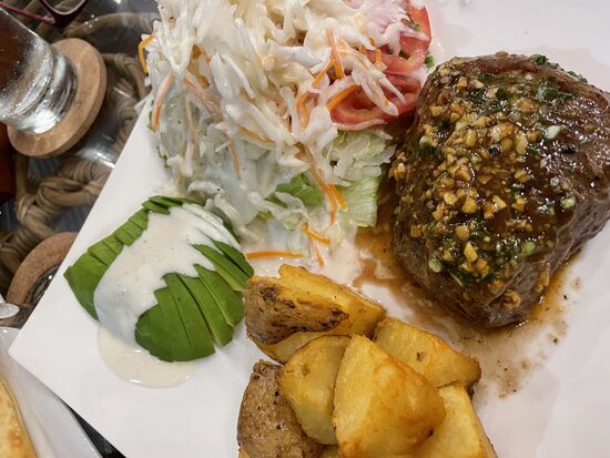 Lomo fino mit Goldkartoffeln und Salat.