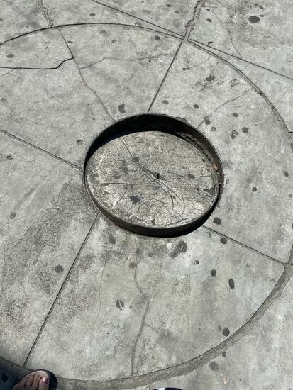 Man müsste den Deckel nur zurecht rücken.... ist aber zu schwer für mich